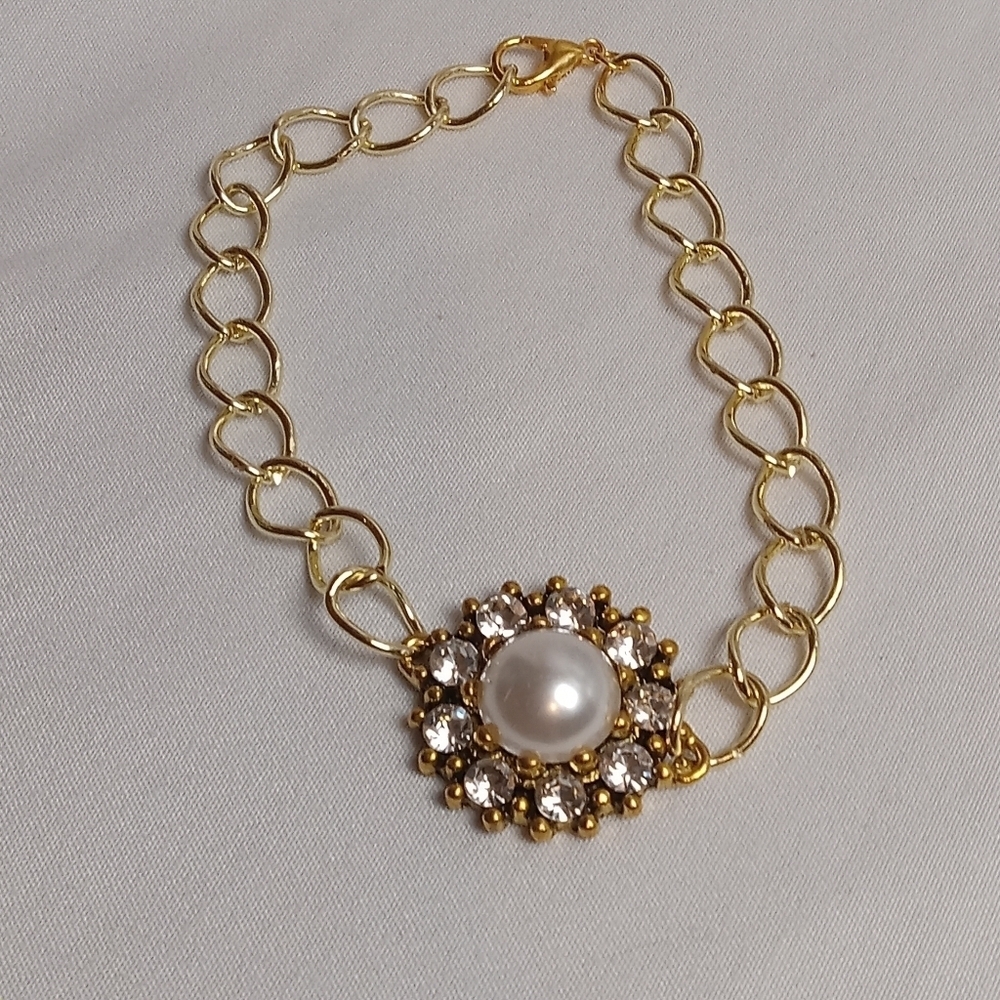 Hand Crafted Gold and Pearl Bracelet with Intricate Detailing